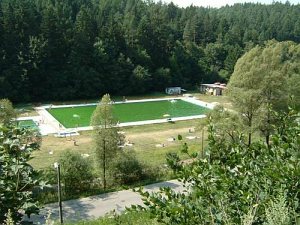 Pole biwakowe i kąpielisko [Powiększ - nowe okno]