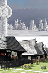 Pohled z hřebene Kubínské hole v Oravské Maguře na Roháče (nahoře), oravská architektura v Podbieli (dole) [Powiększ - nowe okno]