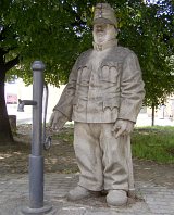 Socha vojáka Švejka u pumpy na nádraží v Humenném [Powiększ - nowe okno]
